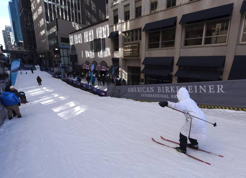 Gli appassionati di football approfittano del gelo di Minneapolis per divertirsi su una pista da sci improvvisata. Afp